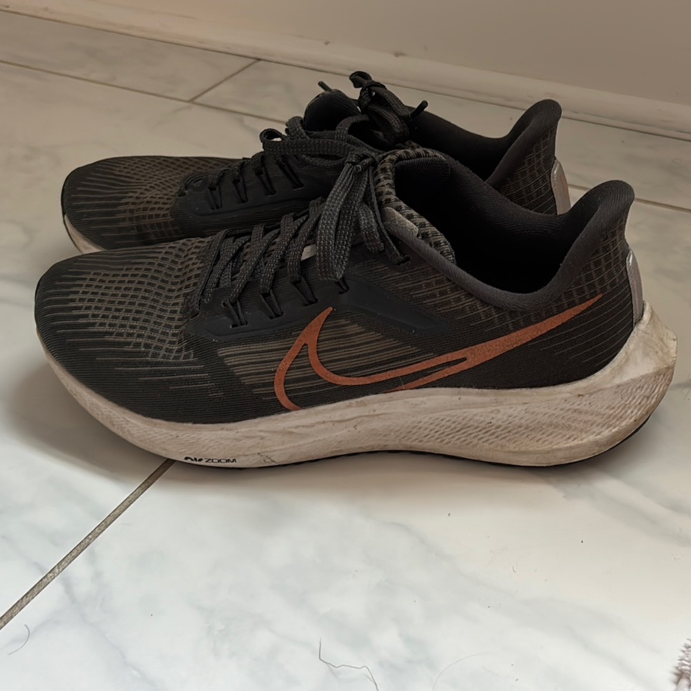 Nike Air Zoom Pegasus 39 Running Shoes – Size 9